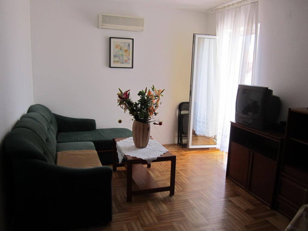 Apartments Antonia Малинска Экстерьер фото