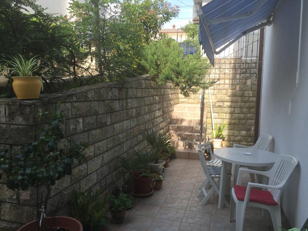 Apartments Antonia Малинска Экстерьер фото