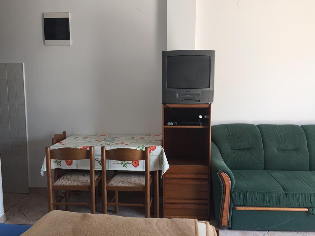 Apartments Antonia Малинска Экстерьер фото