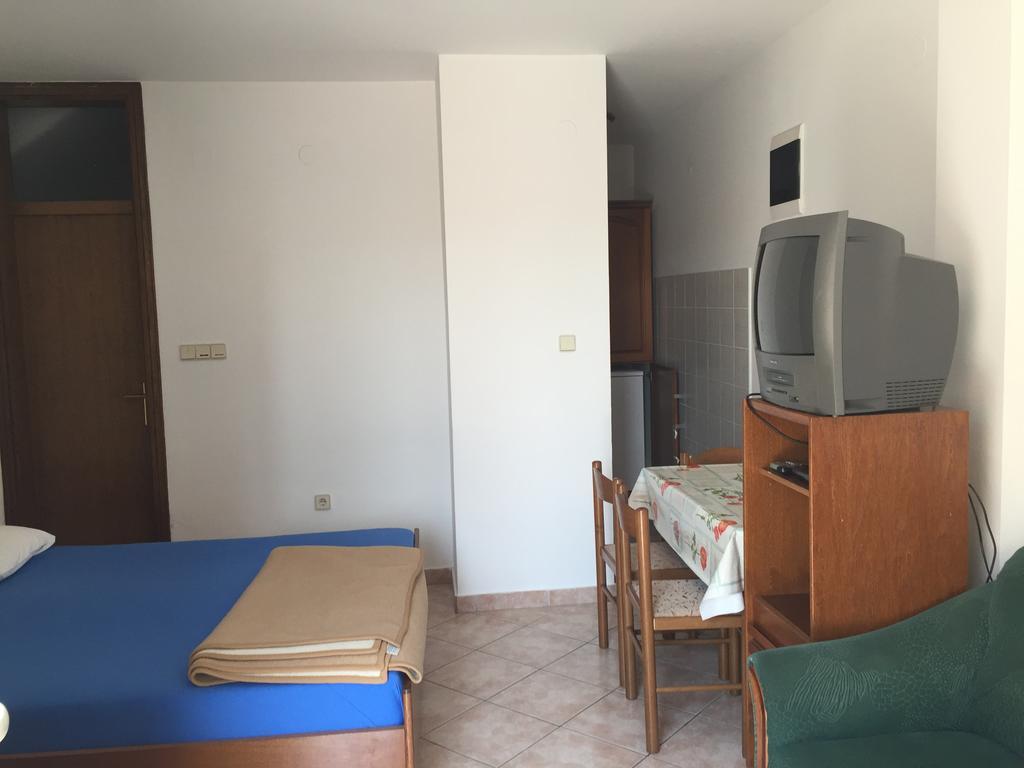 Apartments Antonia Малинска Экстерьер фото