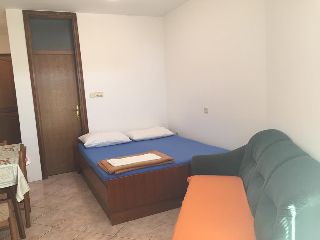Apartments Antonia Малинска Экстерьер фото