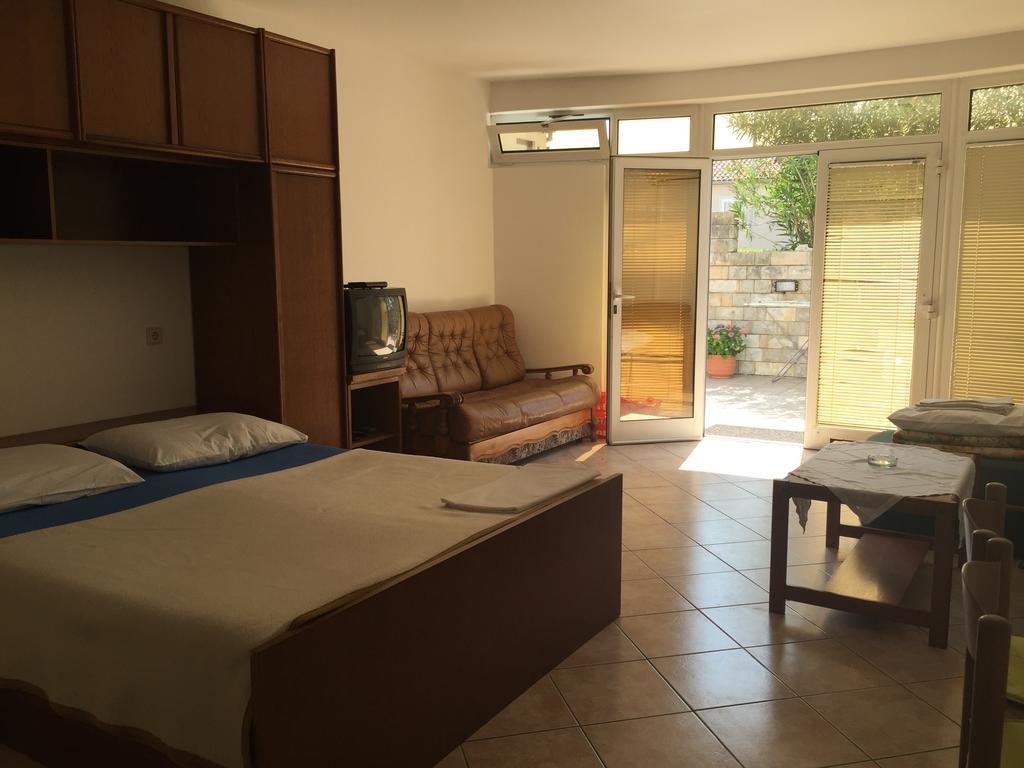 Apartments Antonia Малинска Экстерьер фото
