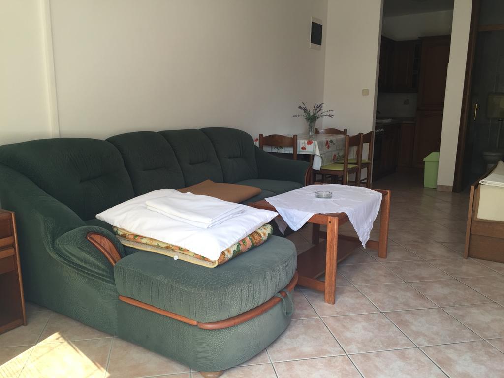 Apartments Antonia Малинска Экстерьер фото